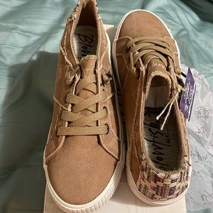 Brand new Size 9 Blowfish taupe shoes